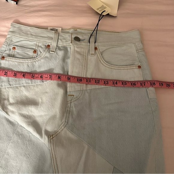 Levi’s High Rise Light Wash Deconstructed Jean Patchwork Raw Hem Skirt NWT 28 - Picture 14 of 16